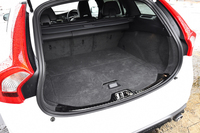 荷室の様子。3分割式の後席や助手席を前屈させることで、積載容量を拡大できる。
    