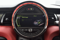 インパネ中央には8.8インチのワイドディスプレイが収まる。周囲にはLEDが組み込まれており、選択内容に合わせて色が変化する。（クリックすると色が変化します）