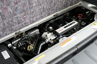 メルセデス系のチューナーとして有名なBRABUS。そのチューニングが施された直3ターボは、ラゲッジスペース下に搭載される。ノーマルと比べ、同回転で14psパワーアップ。500rpm高い領域で1.5kgm太いトルクを出す。