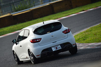 筑波サーキットを駆けぬける「ルーテシアR.S.トロフィー」。ほかのルーテシアR.S.に比べ、よりクイックなステアリングと、変速スピードを短縮したATが与えられている。