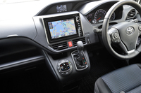 丸いデザインのエアコン操作スイッチが特徴的なインパネまわり。テスト車には、8インチのタッチ式液晶ディスプレイを備えた、メーカーオプションのSDナビゲーションシステムが装備されていた。
    