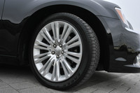 上級グレード「300Cラグジュアリー」では245/45R20タイヤが標準。試乗車はグッドイヤーの「イーグルF1スーパーカー」なるスポーツタイヤを装着していた。