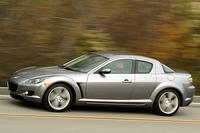 日本仕様のRX-8は、大きく3つに分けられる。スタンダードパワー（210ps）の5段MTと4段AT、そして今回のテスト車、ハイパワー（250ps）の6MTモデルである。