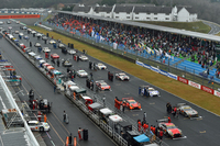 スタートの時を待つ、GT300クラスの各マシン。
    