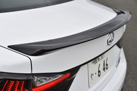 トランクリッドの後端には、カーボン製のリアスポイラーが装着される。