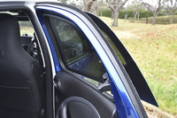 リアドアのウィンドウは昇降せず、前ヒンジでポップアップするのみ。昔のクーペによく見られた構造である。