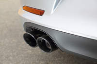 “情熱的”な排気音を奏でる「スポーツエグゾーストシステム」も標準装備。