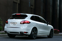 2012年10月に登場した現行型「カイエンターボS」。550ps、76.5kgmというスペックはそのままだが、先代のターボSから動力性能と燃費性能をともに向上させている。
    