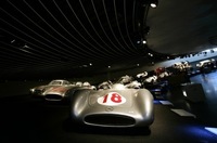 写真手前のマシンは、1955年の「W196」。ファン・マヌエル・ファンジオのドライブにより、イタリアグランプリで優勝を飾った。