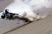 大クラッシュの瞬間。ブレーキングでミスした小暮卓史のマシンは、ブノワ・トレルイエと接触し、宙を舞った。幸い小暮には大きな怪我はなかった