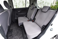 「ワゴンR」の後席。50：50の分割式で、左右それぞれに前後スライド機構が備わる。