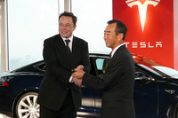 イーロン・マスクCEOからキーを受け取る、パナソニックの山田喜彦 代表取締役副社長。
    