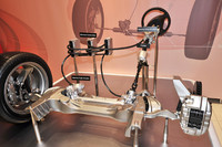 次世代ステアリングシステムは、ステアリングホイール裏の「フォースアクチュエーター」、3台のECU、ステアリングギア部の「アングルアクチュエーター」、ステアリングコラム上のクラッチなどで構成される。