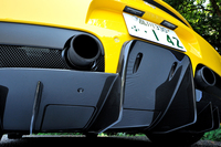 リアディフューザーでは、テールパイプレイアウトを見直すことで表面積の拡大を図り、ダウンフォースを強化した。またフロントと同様に可動式のフラップを備え、ダウンフォースが必要なときは上がり、ドラッグを削減したいときは下がる（最大引き下げ角は17度）。