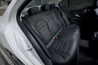 後席の様子。中央席の背もたれ部分は、左右席用のアームレストを兼ねるもので、小物入れや収納式のカップホルダーを内蔵する。