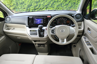 助手席側のダッシュボードにオープントレーを備えた「N-WGN」。引き出し式ではなく、ポケットタイプのドリンクホルダーを備えている。
    