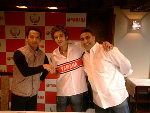 中央がロッシ様、左は普段はコックのアンジェロ。2人ともマユ太いです。