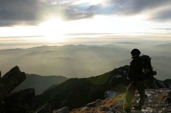 神々しいまでの夕日を眺め、山小屋に入った。