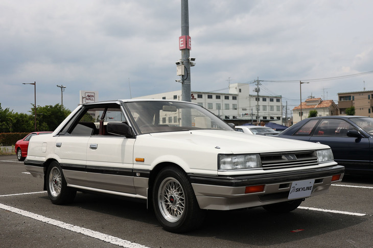 1985年「日産スカイライン4ドアハードトップ パサージュGT」（HR31）。バカ売れしていた「トヨタ・マークII」3兄弟に倣ってハイソカーへの転換をもくろんだ7th（セブンス）こと7代目の、スカイライン史上最初にして最後となったBピラーレスの4ドアハードトップ。