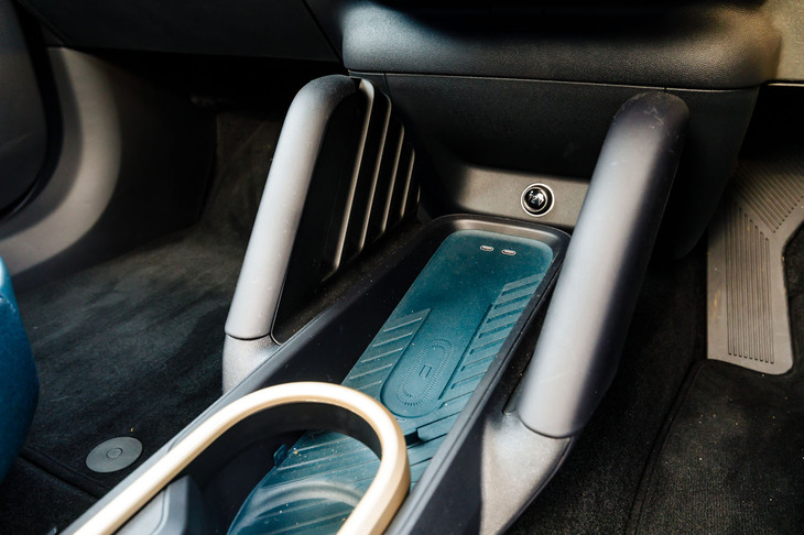 スマートフォンのワイヤレスチャージャーはセンターコンソールの前端に。シートやダッシュボードと同じ「ダークペトロール」のカラーがこんな細部にまで使われている。