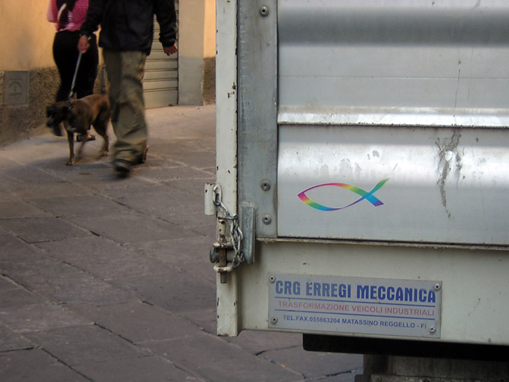 いにしえから「キリスト教徒」を表す、魚を模したステッカー。