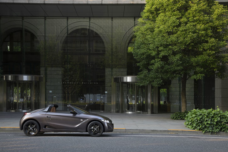 早朝の都心で出発のときを待つ「ホンダS660 αブルーノレザーエディション」。