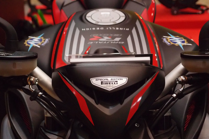 MVアグスタ・ブルターレ800RR ピレリ（メーターカウル）