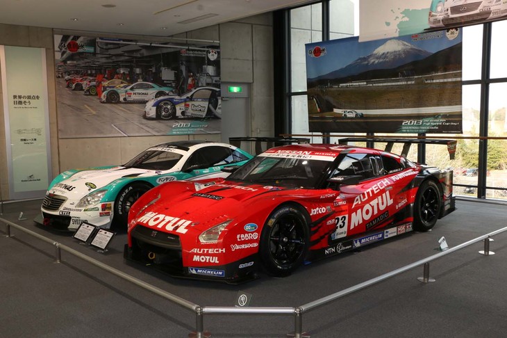 同じく3階には、「NISMO MOTUL AUTECH日産GT-R」（2013年・手前側）と「LEXUS PETRONAS TOM'S SC430」（2013年・奥側）が飾られ、計4台のSUPER GT参戦車両を見ることができる。