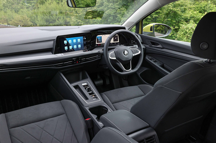 新型「ゴルフ」のコックピット周辺は、非常にシンプル。物理的なスイッチ類は、多くがタッチパネル内のアイコンに置き換えられている。それを洗練されていると思うか、あるいはコストダウンの象徴ととらえるか……。