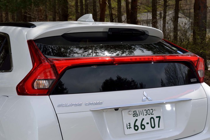 左右を横断するコンビランプがリアビューを特徴付けている。ルームランプ越しの後方視界は上下に2分割されるが、視認性は良好。