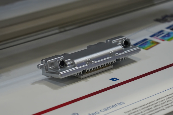 ステレオカメラの視野角は100度で、2019年中にリリース予定。モノカメラともども画像をパターンで認識するだけでなく、ピクセルの動きから予測・判断することも可能だという。