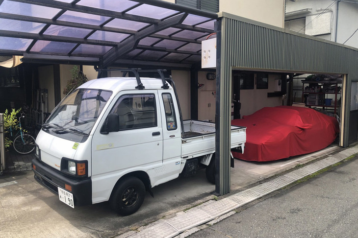 2021年6月に総額40万円で購入した人生初の軽トラ、1990年式「ダイハツ・ハイゼット トラック ジャンボ」。2WDの5段MTで、走行距離は5万8000km。エアコンは壊れていた。