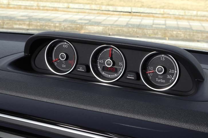 ダッシュボードの中央には、3連メーターがレイアウトされる。写真左から、油温計、時計、ブースト計。