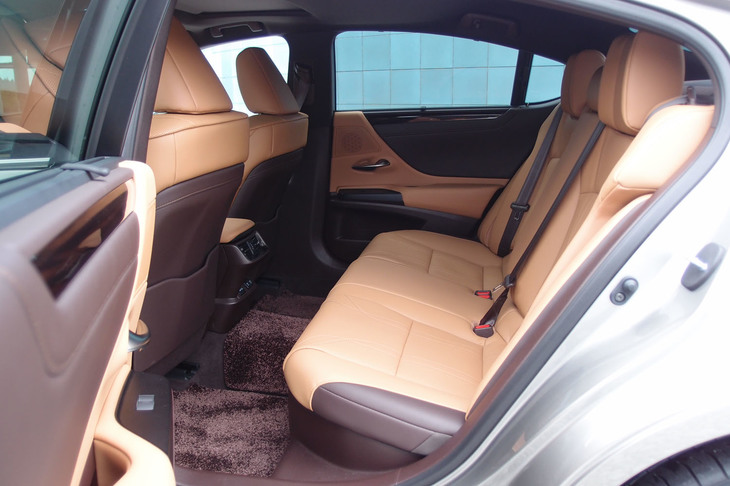 レクサスES300h“バージョンL”（リアシート）