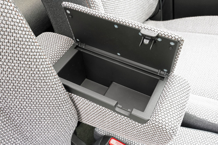 スズキ・ワゴンRスマイル ハイブリッドX（フロントセンターアームレスト内部の収納）