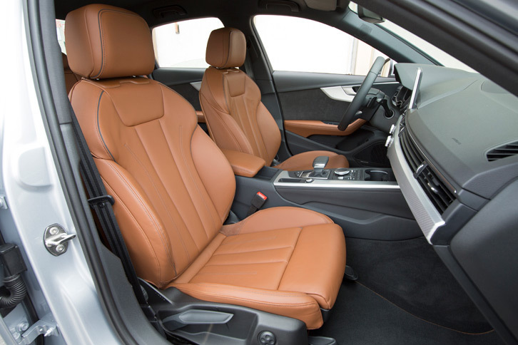 新型「A4」の前席。従来モデルと比べて肩まわりのスペースやヘッドクリアランスが拡大されている。