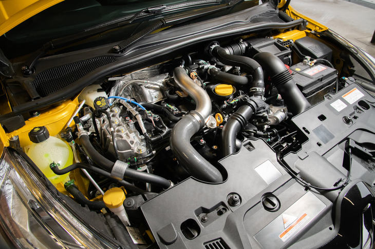 トロフィー用の1.6リッター直4ターボエンジン。今回の限定モデルではカタログ値には変更はないものの、アクラポヴィッチマフラーの採用により、実質2psほどの出力向上を果たしているという。