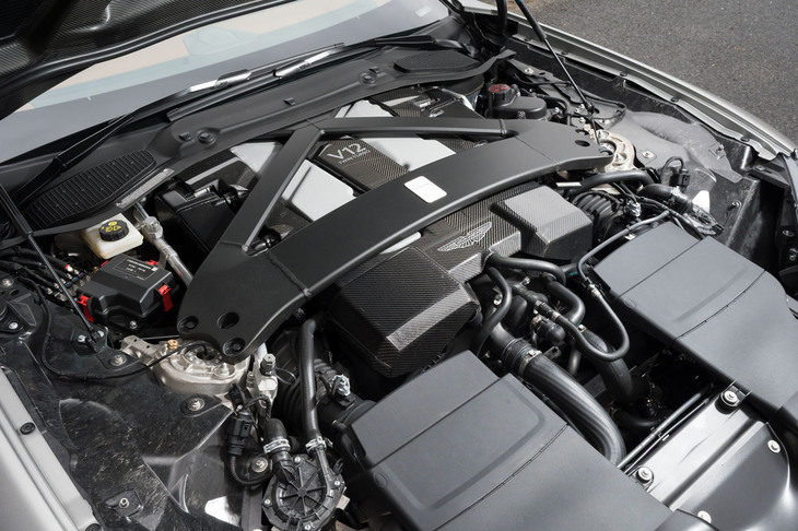 フロントミドに搭載されるアルミ製の5.2リッターV12ツインターボエンジン。最高出力は835PS、最大トルクは1000N・mを発生する。