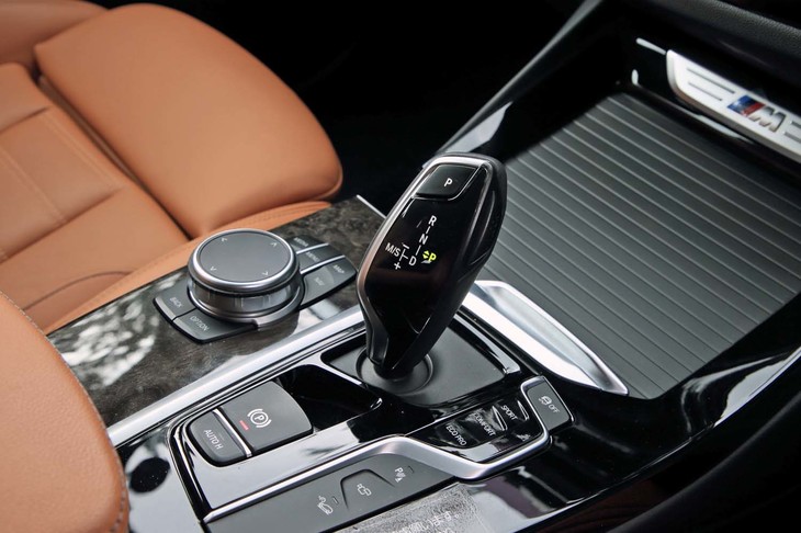 トランスミッションは8段AT。バイワイヤ式シフトレバーのすぐ隣に走行モードのセレクターがレイアウトされる。