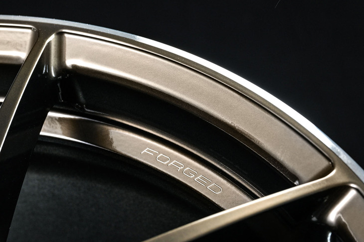 「FORGED（鍛造）」ロゴに象徴される強さと軽さは、レイズのホイールの大きな特徴。国が定める基準値の倍以上の耐久性を実現している。