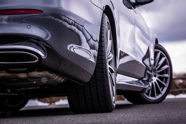 「Sクラス」には、車速が60km/h以下の状態では前輪と逆位相に最大4.5°、60km/hを超えた状態では前輪と同じ方向に最大3°後輪を操舵する「リア・アクスルステアリング」が標準装備される。