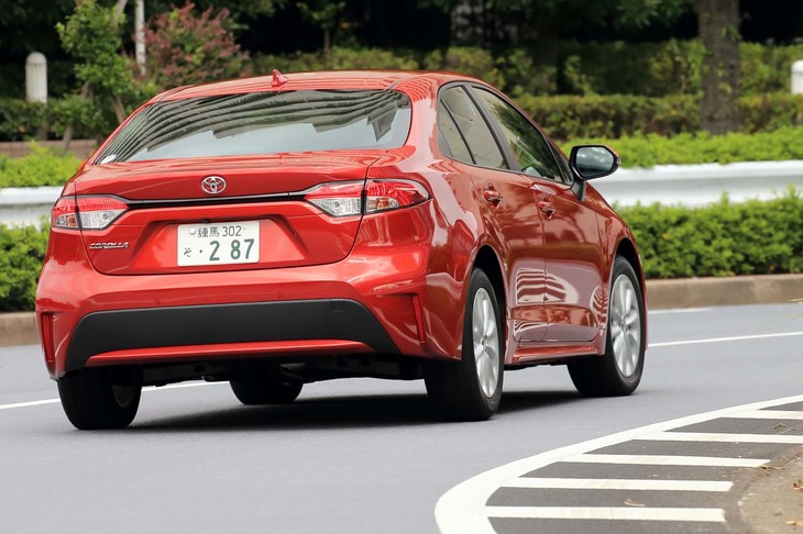 サスペンションはフロントがマクファーソンストラット式でリアがダブルウイッシュボーン式。最廉価グレードも含めて、全車で同形式となる。