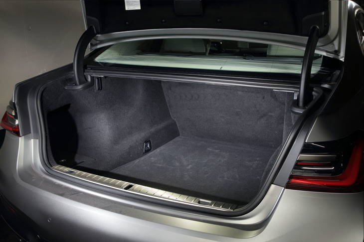 515リッターの容量を持つトランクルーム。傷がつかないよう、床面も壁面もカーペットで覆われている。