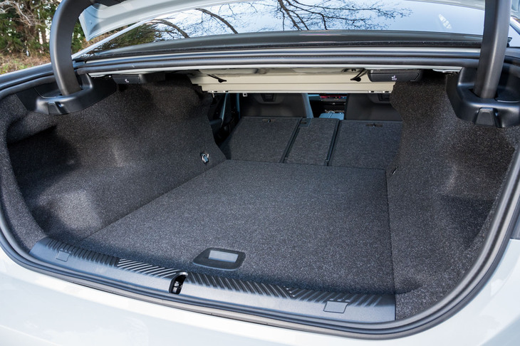 ラゲッジスペースの容量は490リッター。後席の背もたれ（40：20：40分割）をすべて前に倒せるのがありがたい。