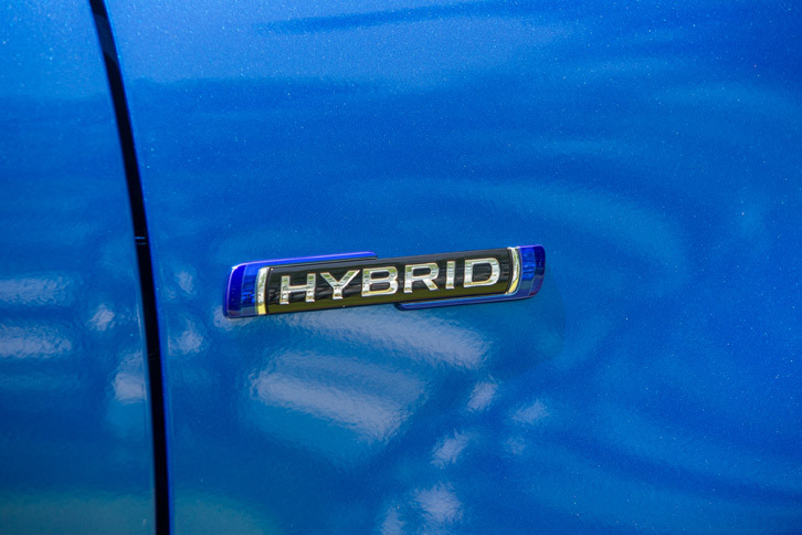 スズキのフルハイブリッド車用エンブレム。基本的なデザインはマイルドハイブリッド車と同じだが、あちらがメッキのプレートに黒で「HYBRID」と書かれているのに対し、こちらはプレートが黒で文字の部分がメッキとなっている。