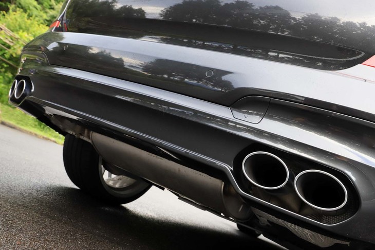 ステンレススチール製のマフラーは左右2本ずつの4本出し。パフォーマンスの高さがアピールされる。