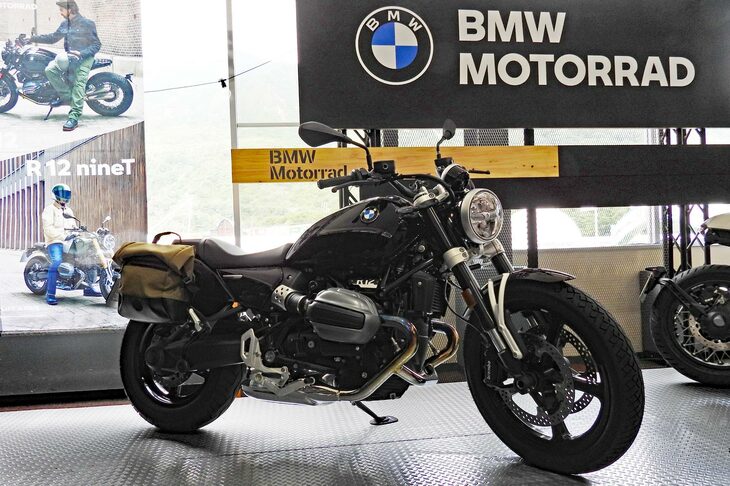 クルーザータイプの「R12」。