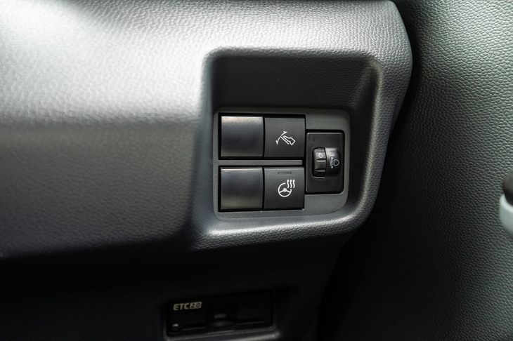 複雑なドライブモードセレクターなどの設定はなし。アクセルの操作のみで車速をコントロールできるワンペダルドライブ機能は備わるが、アクセルを完全に抜いても停車までは行われない。