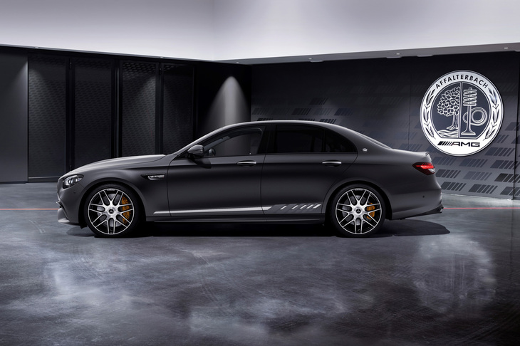 ボディーカラーは専用の「グラファイトグレーマグノ」（マットカラー）で、20インチの「AMGクロススポークホイール」（鍛造）や「AMGカーボンセラミックブレーキ」などが採用される。