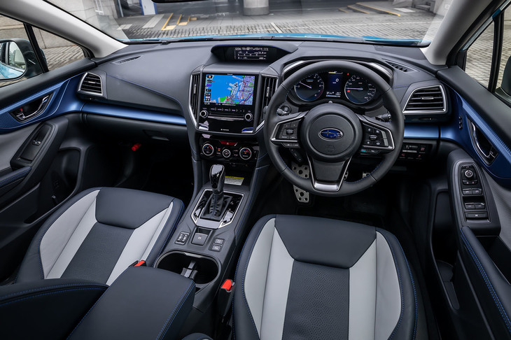 インテリアのデザインは従来型から大きな変更はないが、パネル表面の仕上げや加飾などが見直されている。「XVアドバンス」では写真のブルー基調の内装色のほか、ダークシルバーのパネルやオレンジ色のステッチを用いたブラック基調の内装色が設定されている。